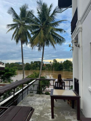 Maophasok river side hotel